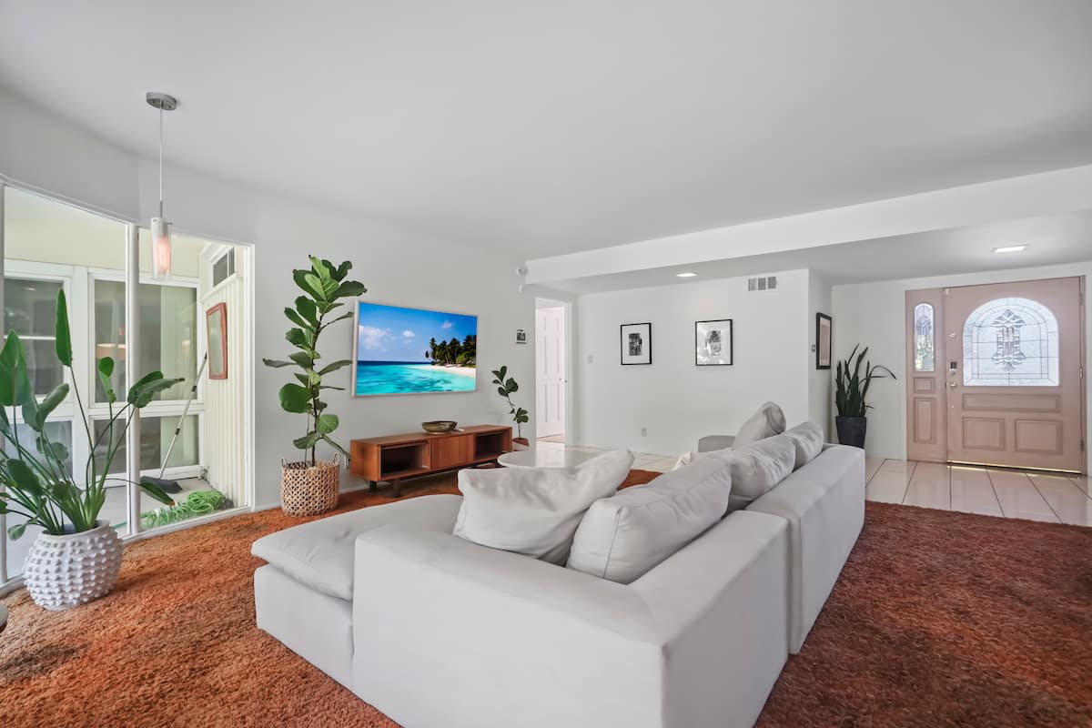 Peaceful 4BR LA Oasis w/Yard, Workspace & Hammock. — photo 2