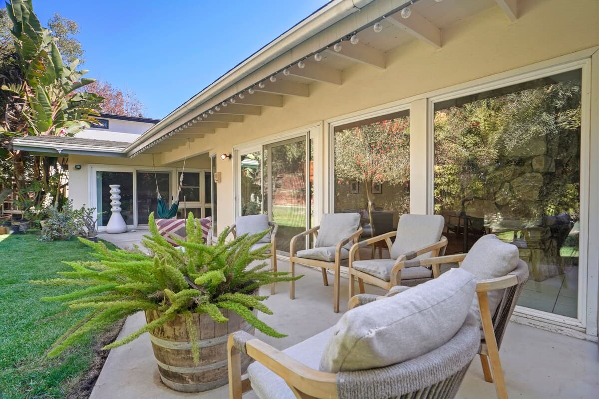 Peaceful 4BR LA Oasis w/Yard, Workspace & Hammock. — photo 3