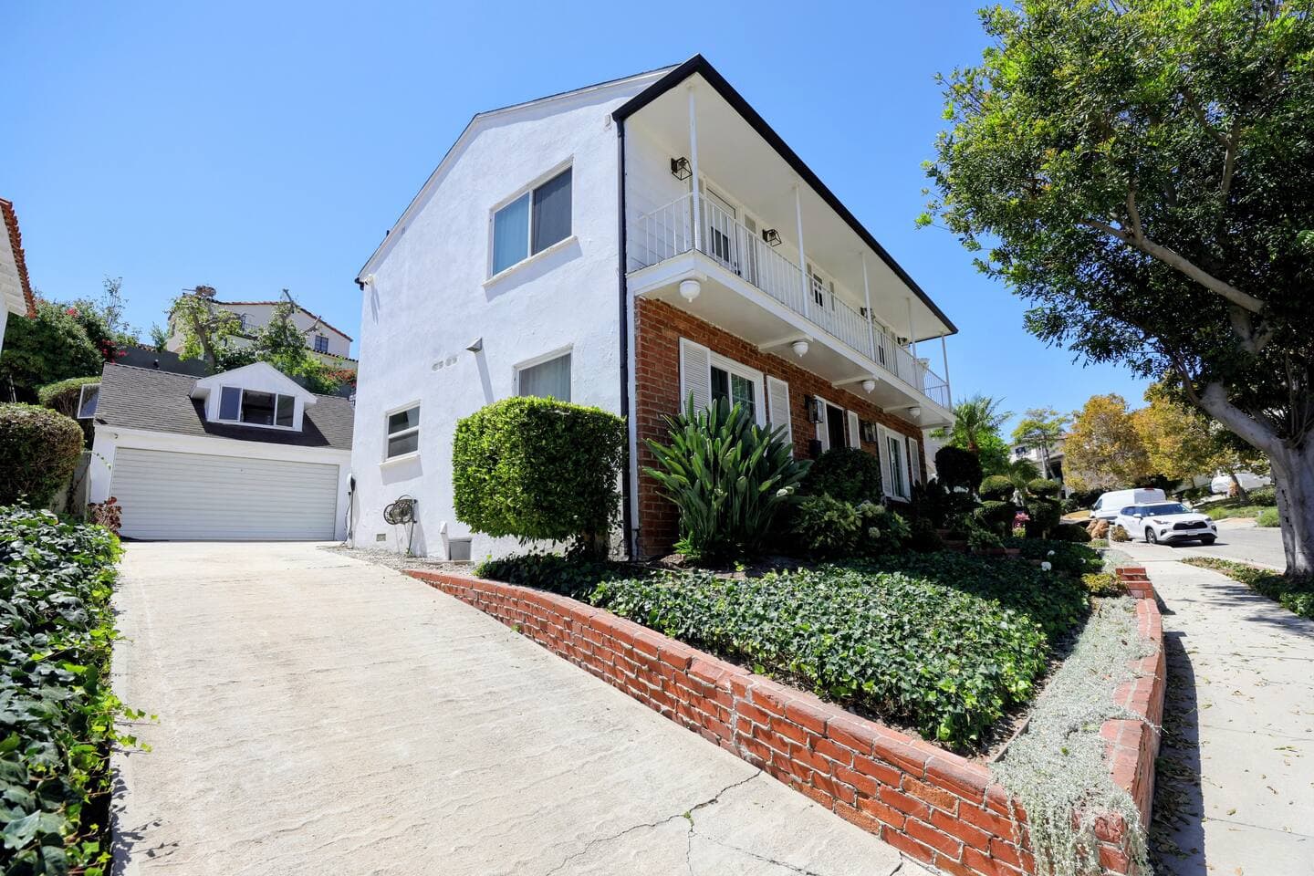 4br Hilltop Designer Home | LA Skyline + Game room